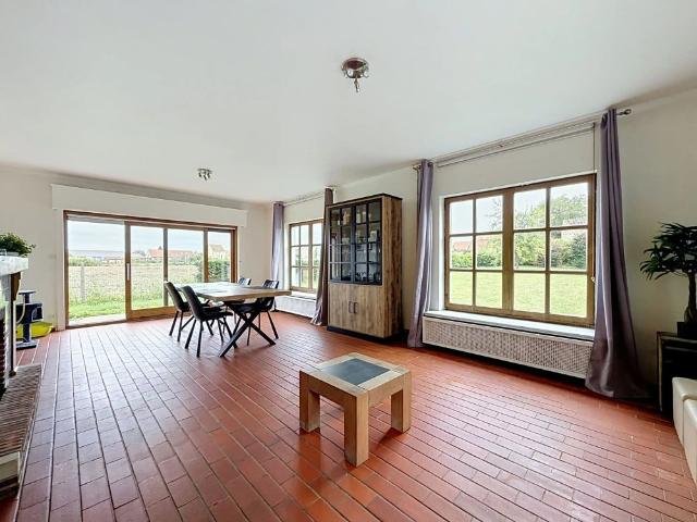 Landelijk gelegen gelijkvloerse villa te huur in Zonnebeke met 2 slaapkamers, garage, grote tuin en prachtig uitzicht!