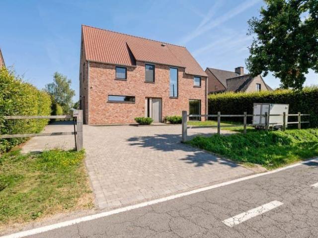 Landelijk en rustig gelegen woning met 4 slaapkamers en 2 ba