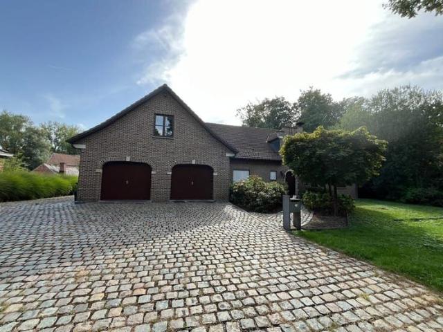 Landelijke villa in groene residentiële wijk