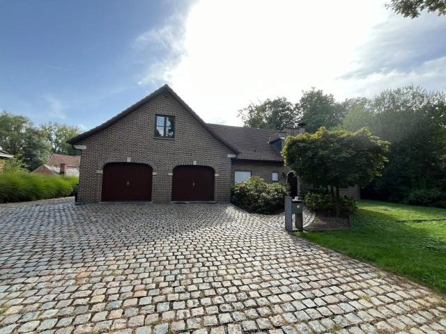 Landelijke villa in groene, residentiële wijk