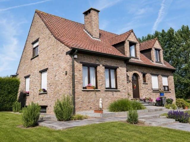Landelijke woning met 5 slaapkamers, garage en tuin