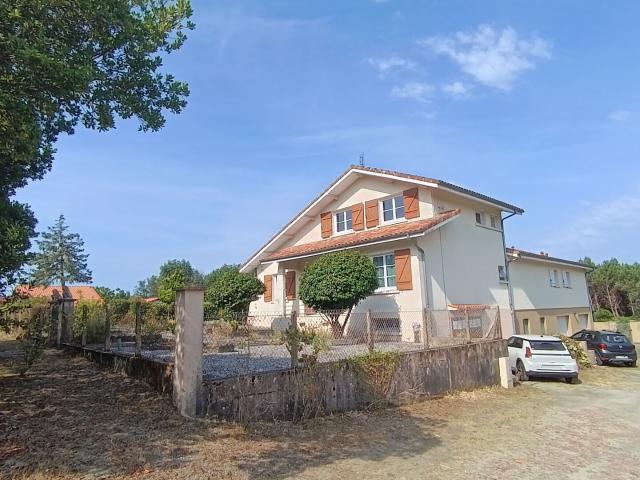 LANDES ATLANTIQUE Vaste maison et jardin paysager Rare opportunité