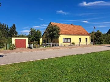 Charmante Hofstelle mit Wohnhaus, Nebengebäuden und großem Garten