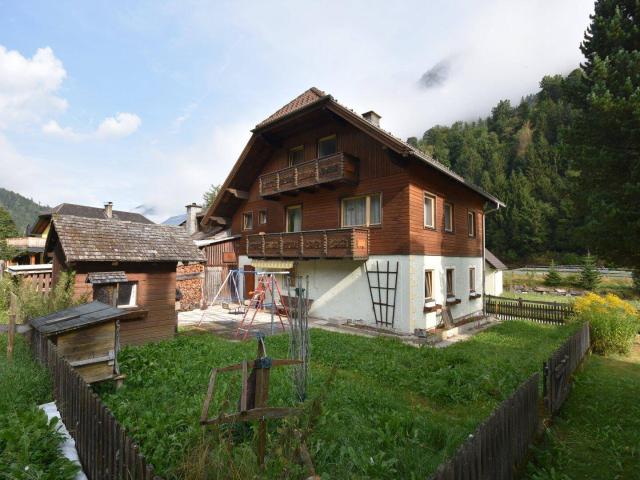 Landhaus in Muhr: Großzügige Fläche, 3 Balkone, Garage und mehr