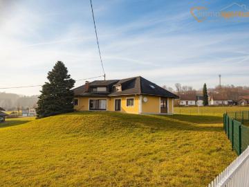 Landhaus Juwel in Enzenkirchen: Kaum bewohntes Herrenhaus mit wertvoller Grundstücksreserve