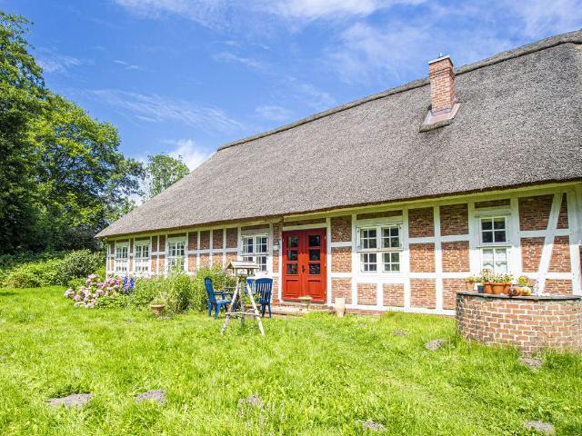 Landhaus mit 235 m² Wohnfläche, Nebengebäuden und 6.530 m² Grundstück