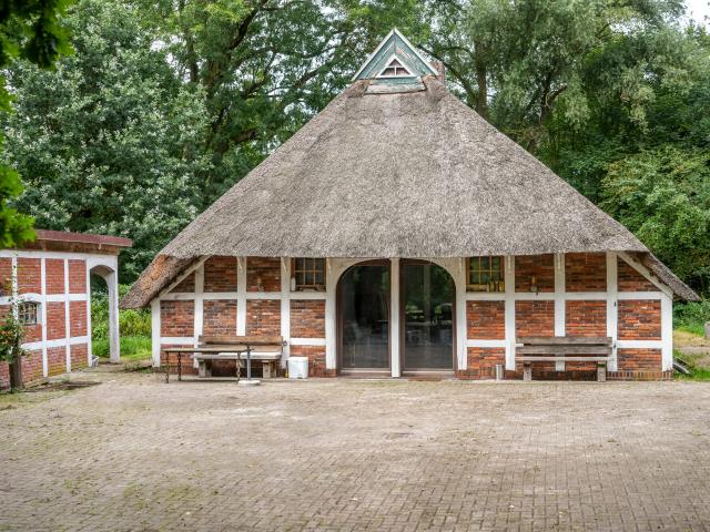 Landhaus mit ca. 17.500 m²: Einliegerwohnung, Sauna & Veranstaltungsgebäude zur freien Gestaltung!