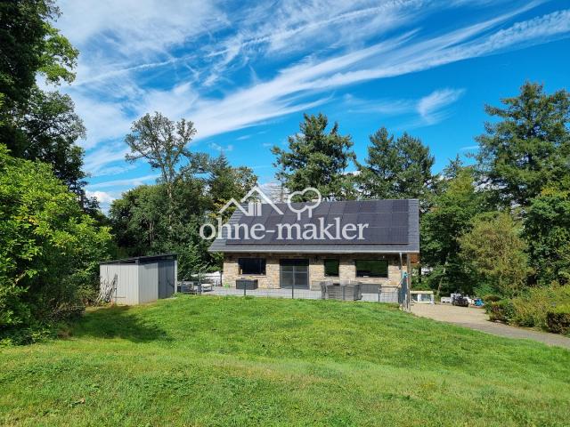 Landhaus mit zusätzliches Einfamilienhaus und großer Garage in Alleinlage im Wald