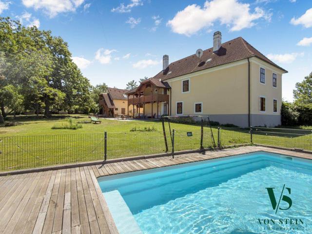 Einfamilienhaus mit Pool, Gästehaus, Einliegerwohnung und parkähnlichem Garten