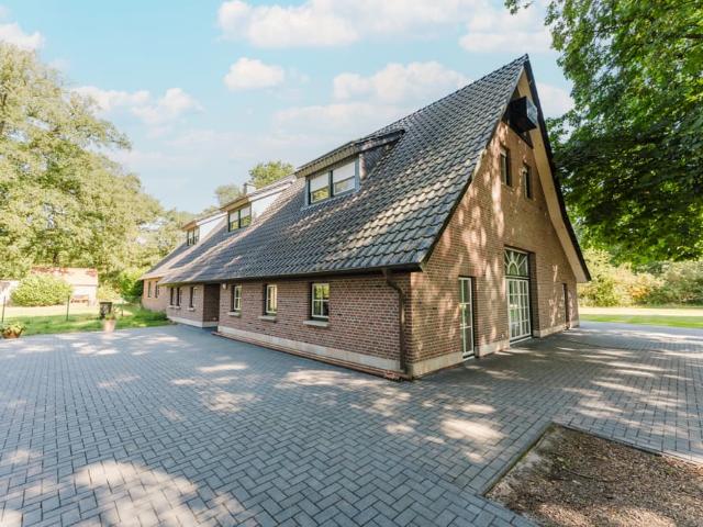Landhausvilla mit weitläufigem Anwesen in Hoogstede