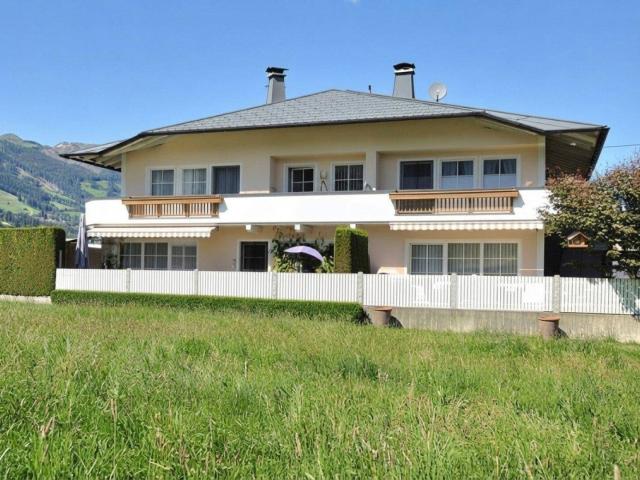 Landhausvilla mit zwei modernen Wohneinheiten mit Golfplatzblick !