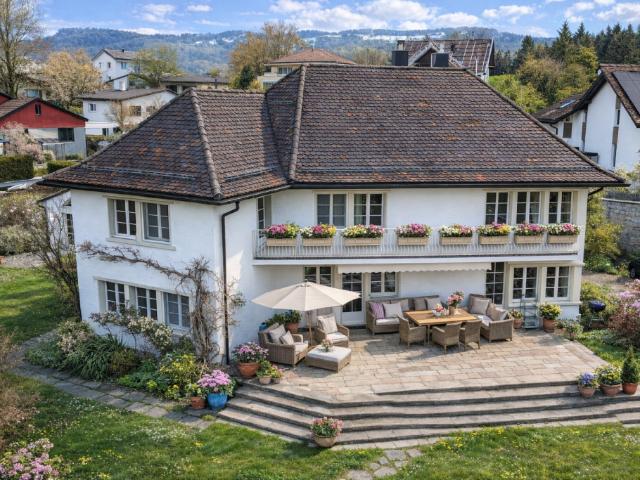 Landhausvilla mit Stil, Charakter und aussergewöhnlicher Baulandreserve