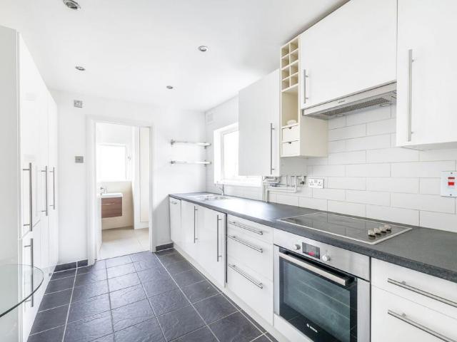 Landor Walk, Shepherd's Bush, London. 1 bed flat to rent £2,100 pcm £485 pw