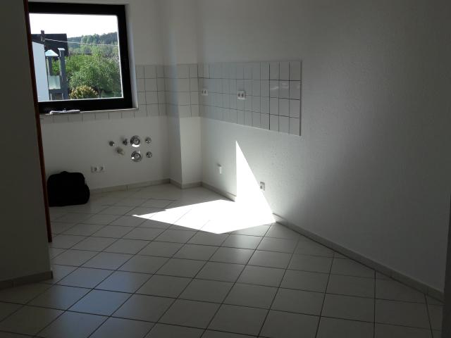 ländlch wohnen in Niederlungwitz, Wohnugn mit Stellplatz und Balkon