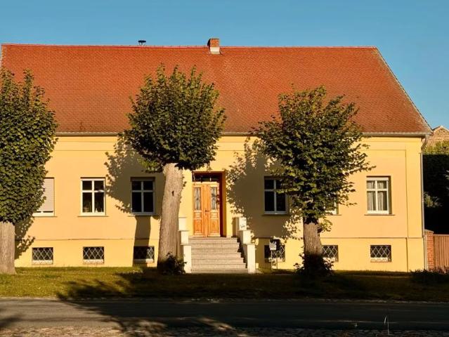 Landleben in historischem Dreiseitenhof mit Obstgarten