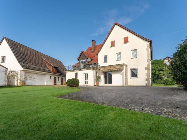 Landleben pur, Ein Zweifamilienhaus mit grünem großem Grundstück