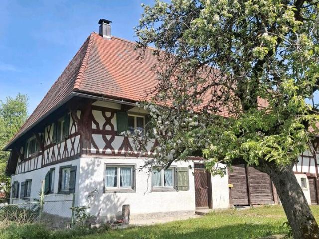 ländlich gelegenes Bauernhaus Denkmalschutz, mit klaren Infos