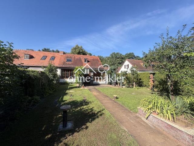 Ländliche Idylle mitten in der Stadt ! Ihr künftiges Zuhause mit herrlichem Garten und 3 Garagen !