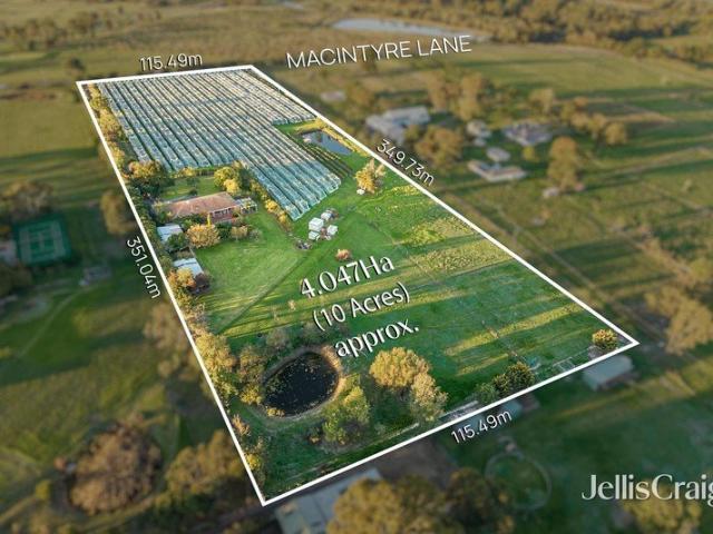 Landmark Yarra Valley estate with panoramic views and vineyard prestige