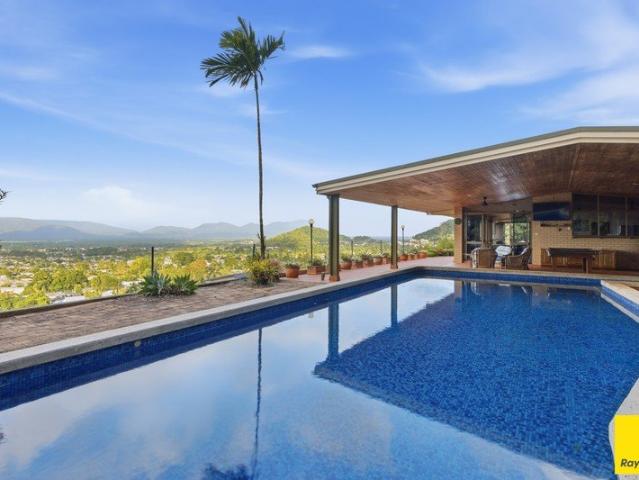 Landmark Cairns Estate with Unrivalled Panoramic Views