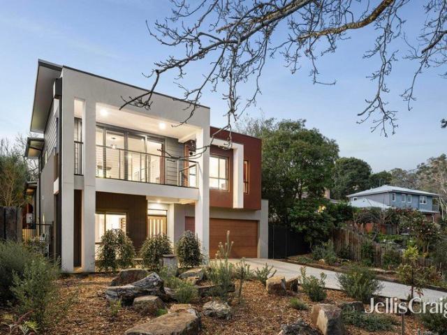 Landmark contemporary entertainer on 1,178sqm garden grounds