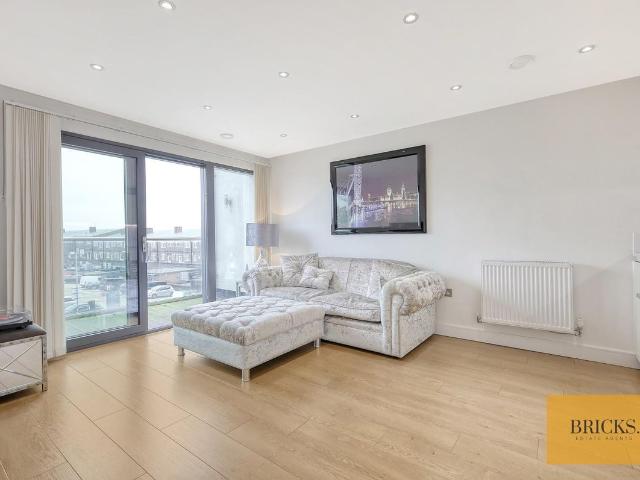Landmark House, The Broadway, Loughton IG10, 2 bed flat to rent, £2,000 pcm | PrimeLocation