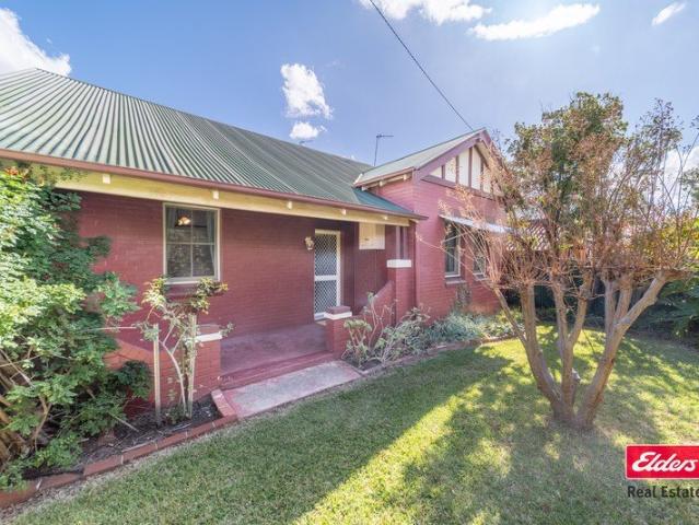 LANDMARK RESIDENCE WITH DUAL FRONTAGE