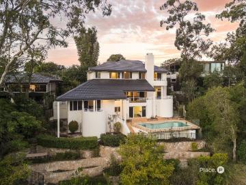 Landmark Riverfront Residence in Exclusive Graceville Cul de Sac