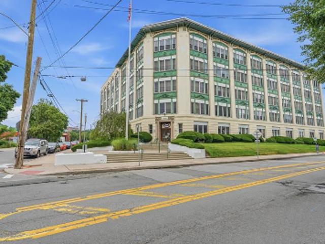 Landmark Sq Apt 405