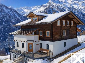 Bauernhaus mit Chalet und Nebengebäude in den Alpen am Fuße des Großglockner
