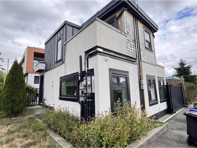Laneway House 3202 E 5TH AVENUE