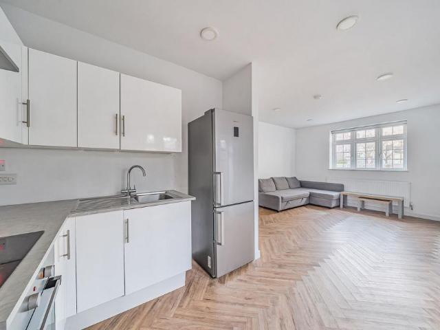 Langdale Avenue, Mitcham, CR4 2 bed flat to rent £1,850 pcm £427 pw