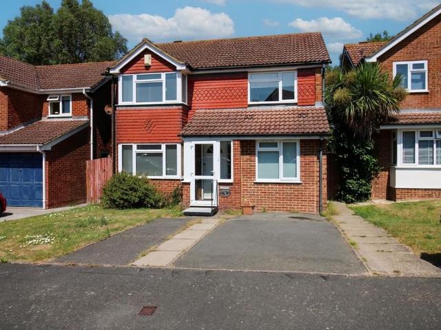 Langdale Close, Eastbourne, BN23 5 bed detached house to rent £2,100 pcm £485 pw