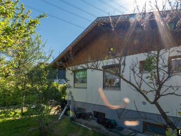 LANGENZERSDORF: Sanierungsbedürftiges Kleingartenhaus mit Pool