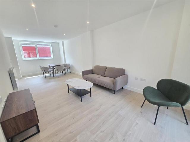 Langham Grove Greenwich, London, SE28. 3 bed house to rent £2,800 pcm £646 pw