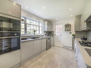 Langham Road, Teddington TW11 3 bed flat to rent £2,795 pcm £645 pw