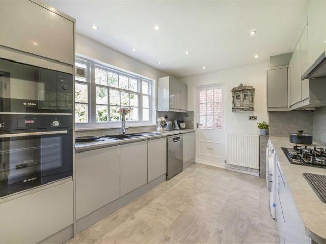 Langham Road, Teddington TW11 3 bed flat to rent £2,795 pcm £645 pw