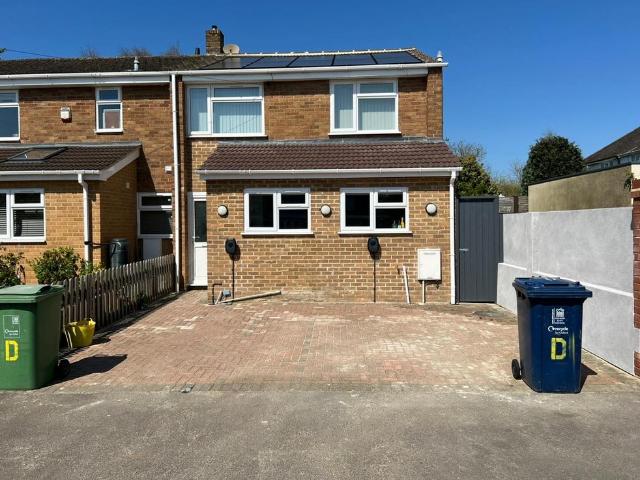 Langley Close, Headington, Oxford. 6 bed end of terrace house to rent £5,100 pcm £1,177 pw