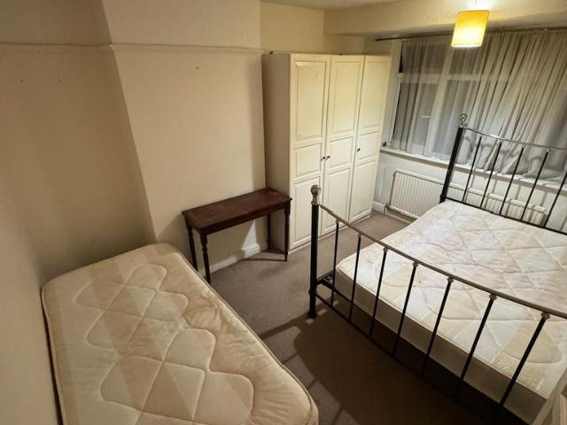 Langley Crescent, Hayes UB3 1 bed in a house share to rent £949 pcm £219 pw