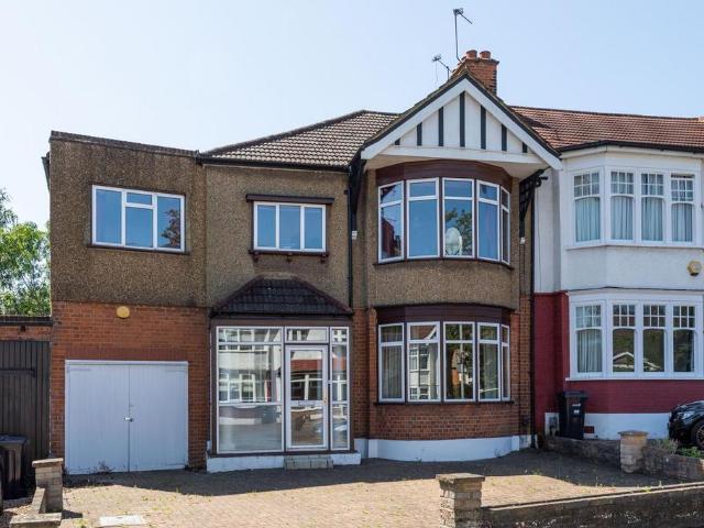 Langley Crescent, Wanstead, E11 5 bed semi detached house to rent £3,600 pcm £831 pw