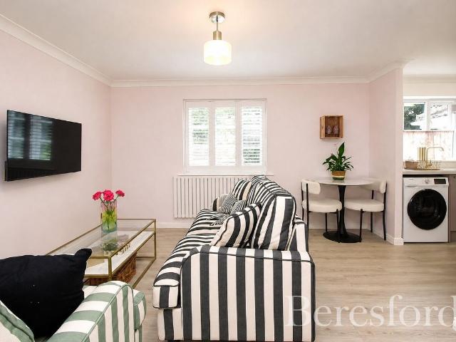 Langley Place CM12, 1 bed terraced house to rent, £1,250 pcm | PrimeLocation