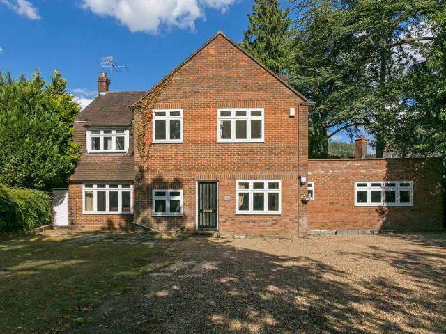 Langley Road Watford WD17 4 bed detached house to rent £3,400 pcm £785 pw