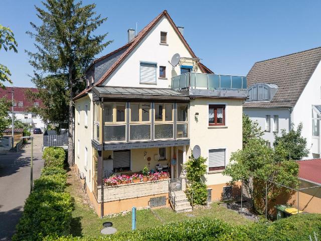 Langlebiges, massiv gebautes Dreifamilienhaus in Asperg für Macher und Gestalter