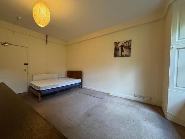 Langside Road, Govanhill *Studio within HMO* | £595 Monthly