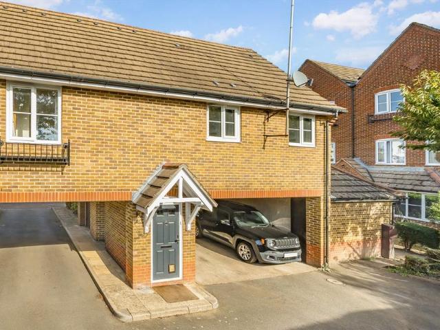 Langridge Mews, Hampton TW12 2 bed maisonette to rent £1,695 pcm £391 pw