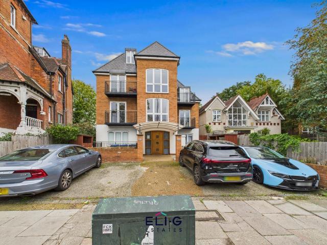 Langton Court, Parson Street, NW4 1QT 3 bed flat to rent £3,100 pcm £715 pw
