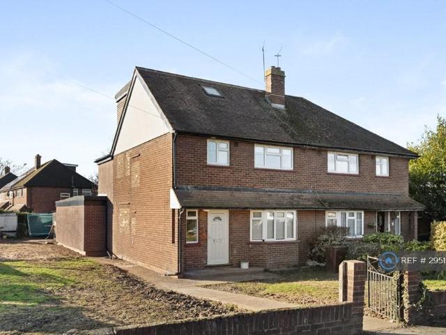 Langton Way, Egham, TW20 Studio to rent £795 pcm £183 pw