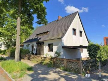 Lankwitz Renovierungsbedürftige Doppelhaushälfte mit idyllischem Garten