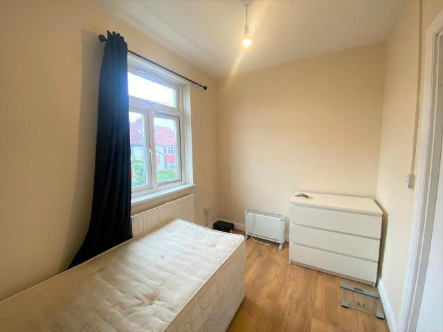 Lansbury Drive, Hayes UB4 1 bed in a house share to rent £600 pcm £138 pw