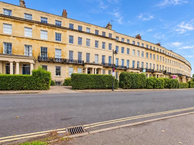 Lansdown Crescent, Cheltenham, GL50 1 bed apartment to rent £1,000 pcm £231 pw